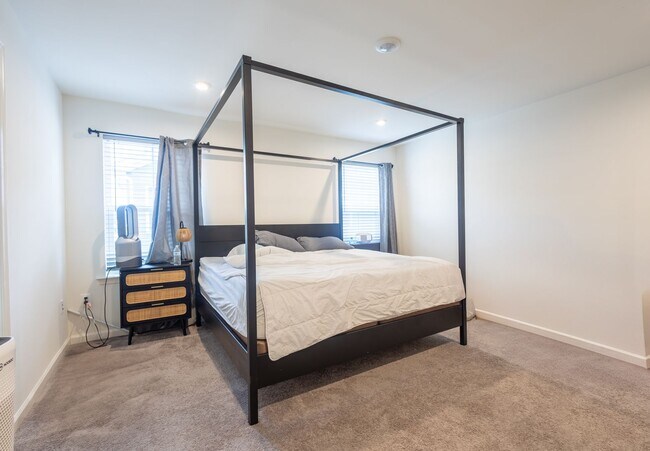 Building Photo - Stunning 3 BR/2 Full BA & 2 Half BA Townho...