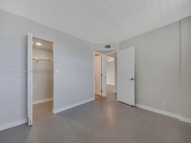 Building Photo - 108 Royal Pk Dr