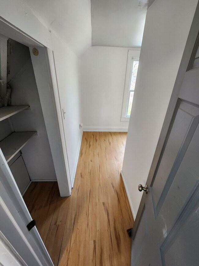 Building Photo - Spacious 2-Bedroom, 1-Bathroom Home AVAILA...