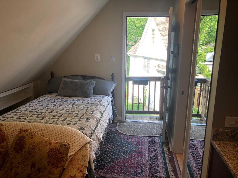 Bright entry with southwest face. - 5804 Searl Ter