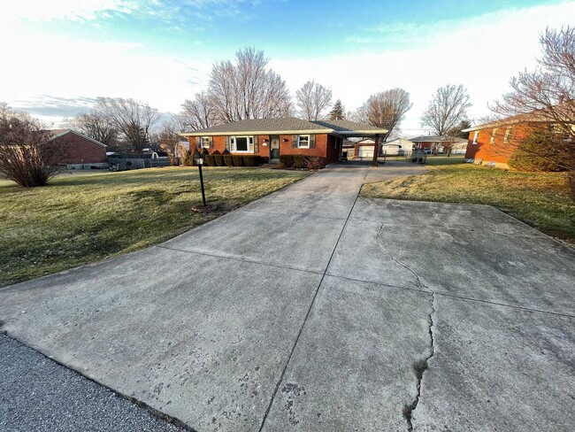 Building Photo - Brick Home For Rent Shelbyville