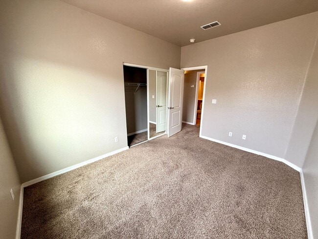 Building Photo - Great 3 Bedroom Duplex near the Kingman Hospital!