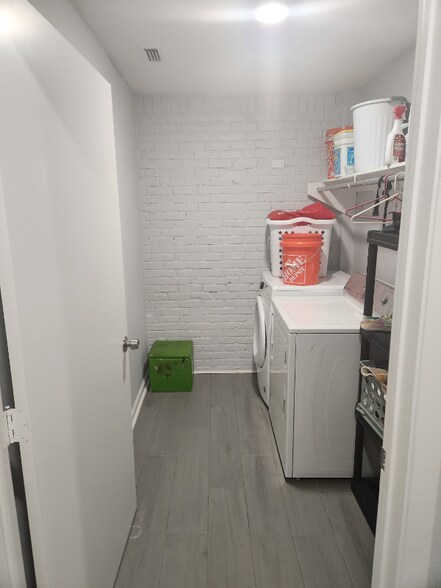 Building Photo - 1529 E Don St