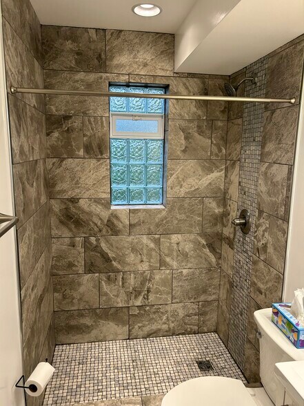 Walk-in Shower - 1877 Memorial Pky