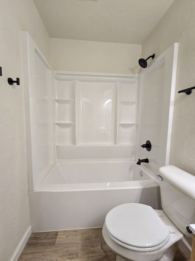 Building Photo - Beautifully remodeled 3 bed 1.5 bath home ...