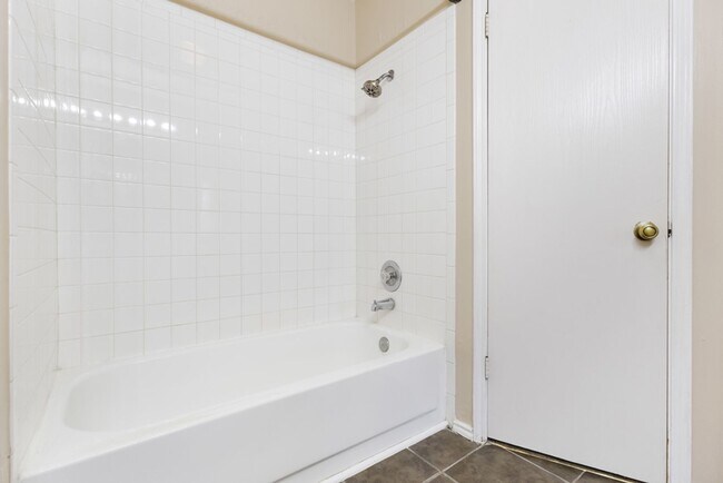 Building Photo - 3 Bedroom/2 Bath Applecreek Subdivision