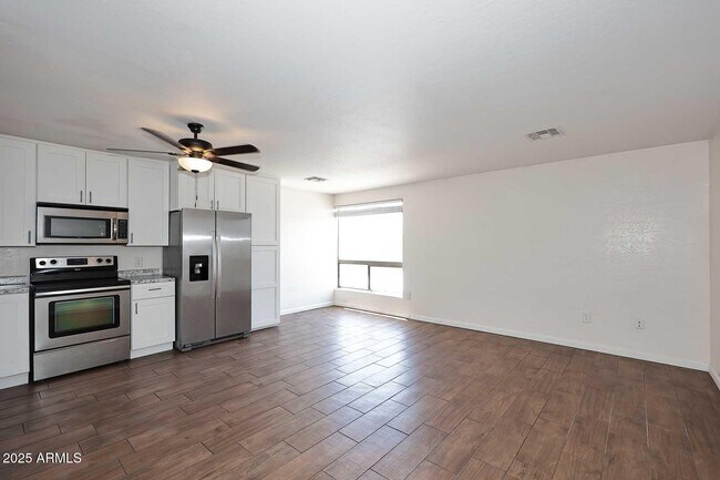 Building Photo - 532 W 9th St