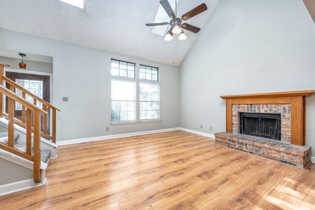 Building Photo - 1925 Parkside Dr