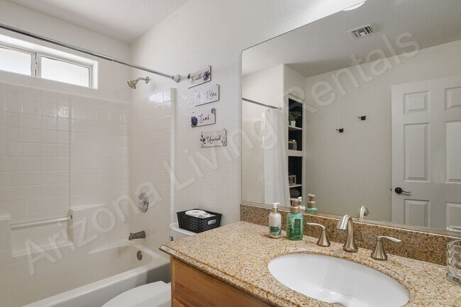 Building Photo - FURNISHED AVAILABLE OCTOBER - MAY