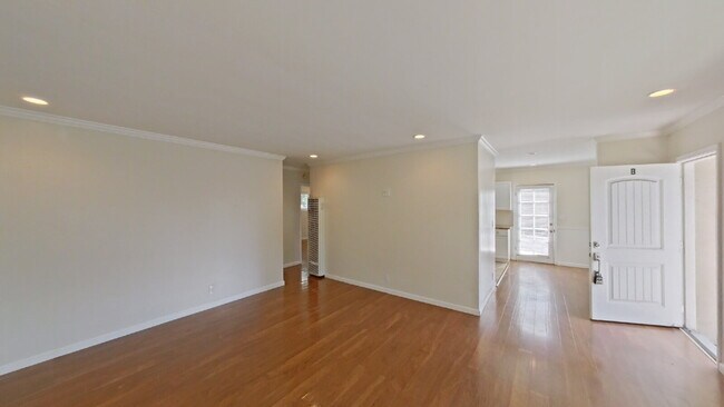 Building Photo - Charming 2BR Duplex Near SB Bowl w/ 1 car ...