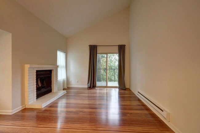 Building Photo - Large 2 Story Condo Available in Perfect Redmond Location!