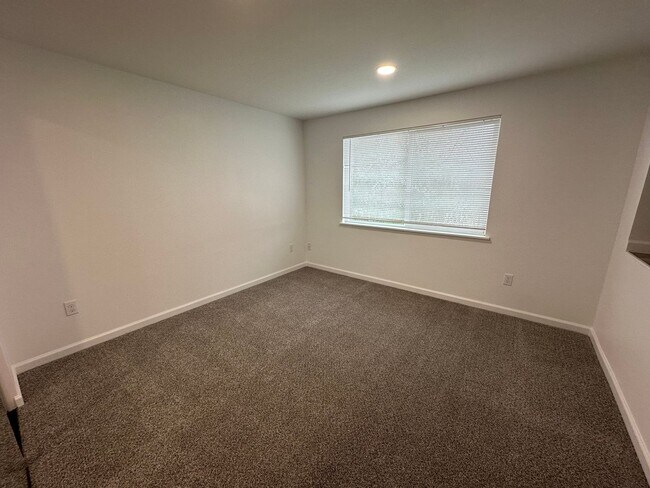 Building Photo - 1527 Santiam Hwy SE