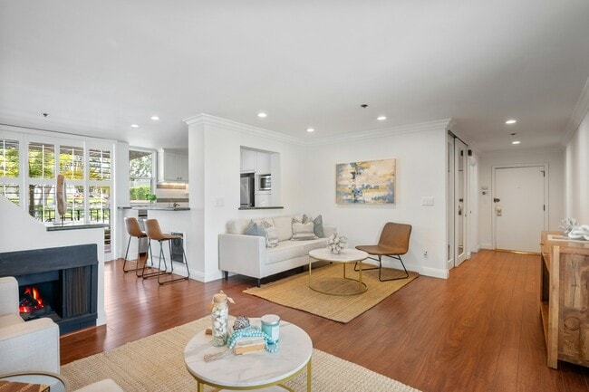 Building Photo - 555 Esplanade