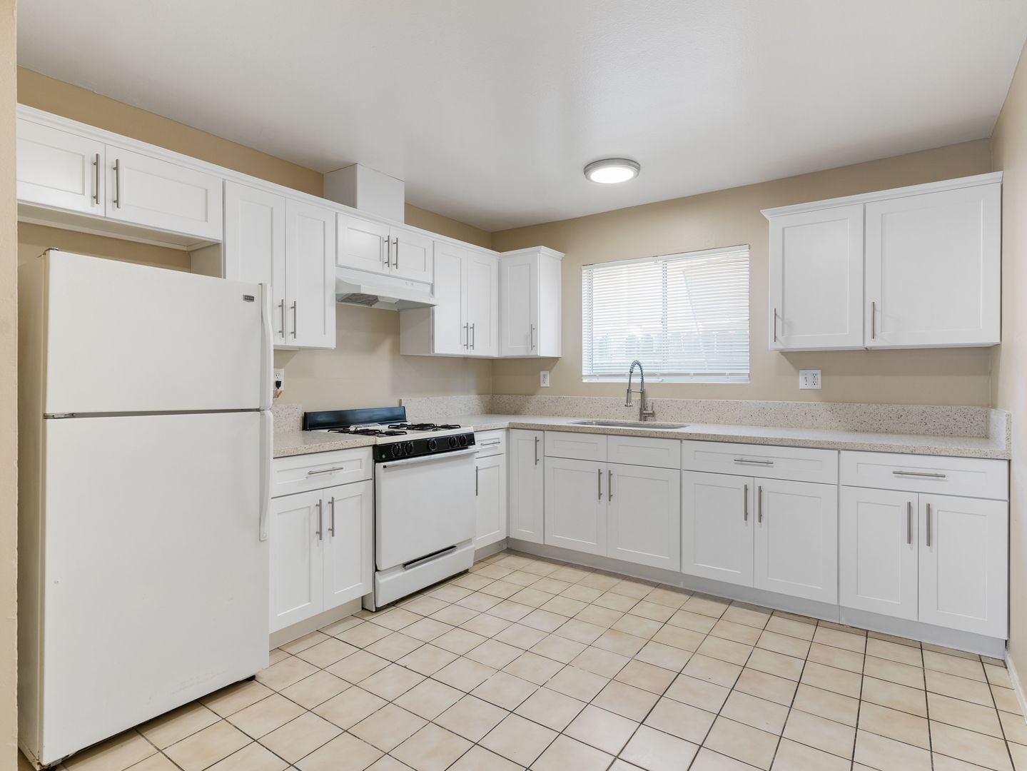 Building Photo - 1050 Gaviota Ave