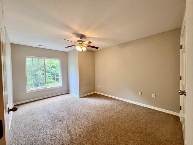 Building Photo - 564 S Pierremont Dr