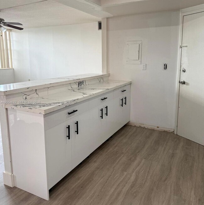 Building Photo - 1301 NE Miami Gardens Dr