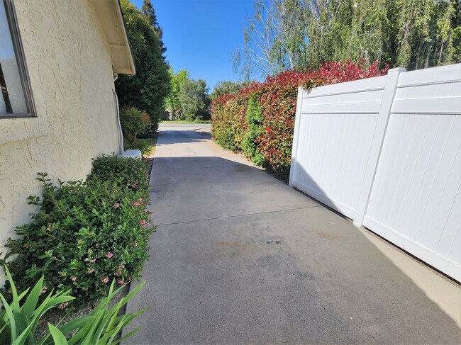 Building Photo - H410000