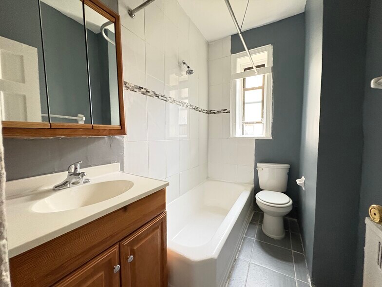 25 Van Velsor Pl 1J - 30 Van Velsor Pl