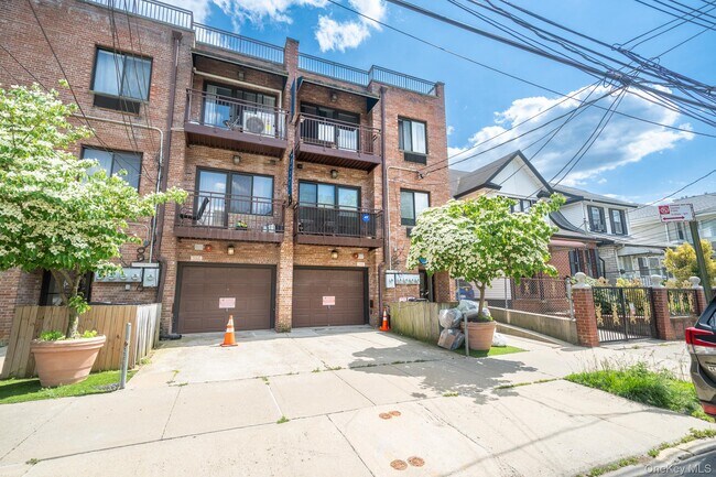 Building Photo - 175-24-17589 89th Ave