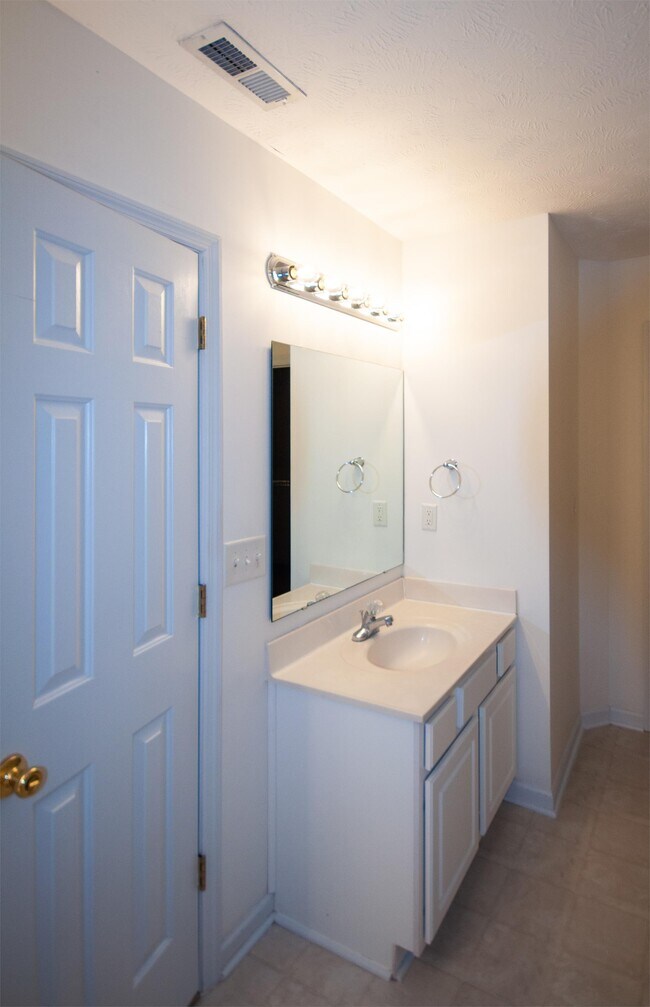 Building Photo - 115 Birdie Ct