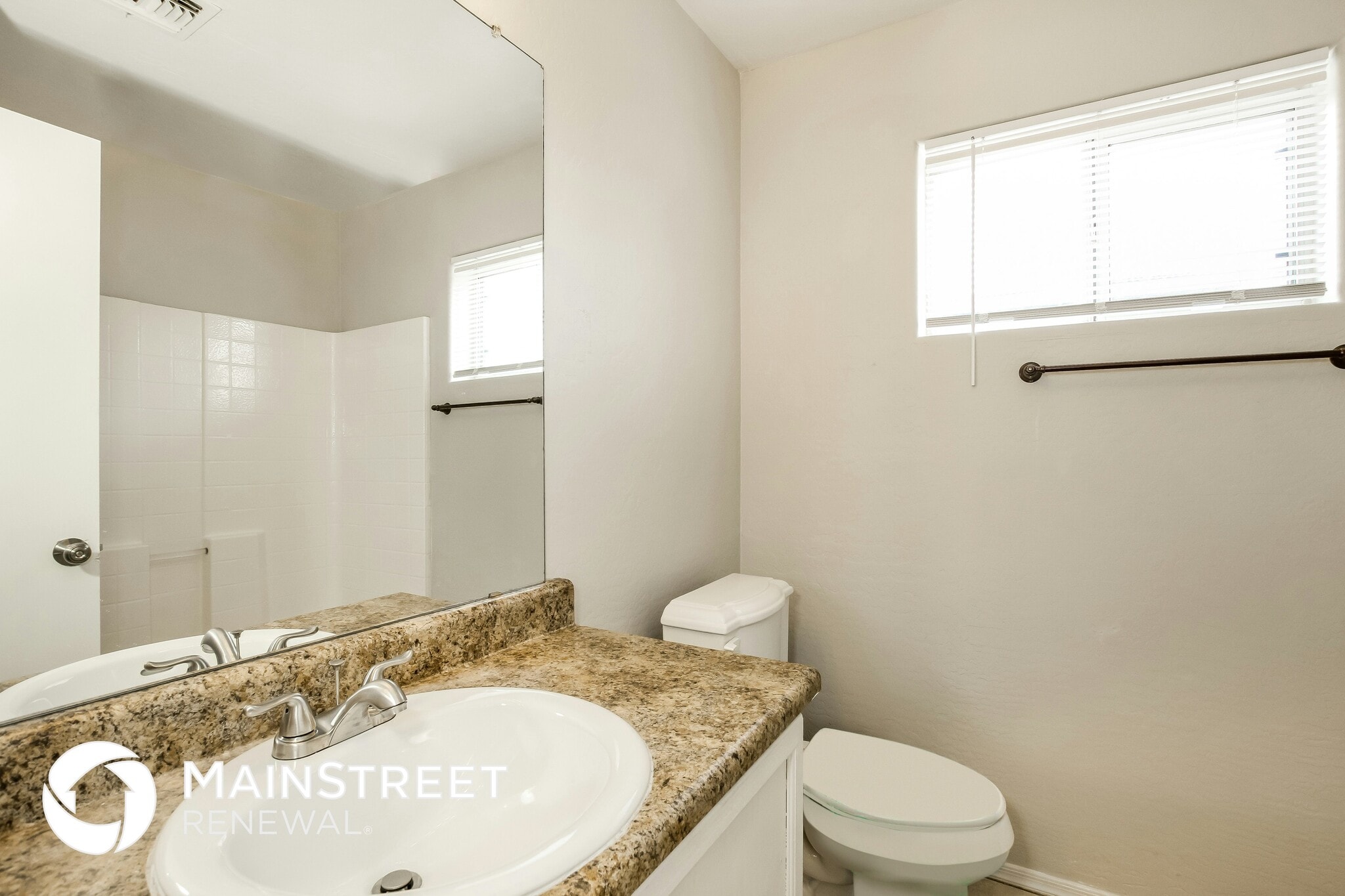 Building Photo - 2612 E Paradise Ln