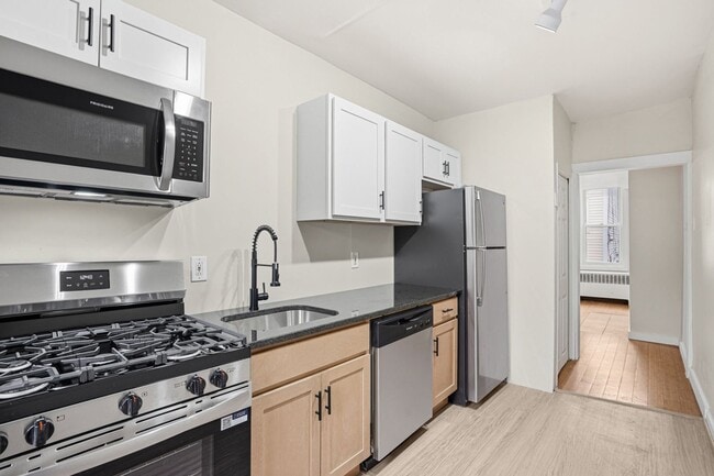 Building Photo - **Private Bloomfield 2BR Retreat – Walk to Liberty Ave, Steps from It All (15224)**