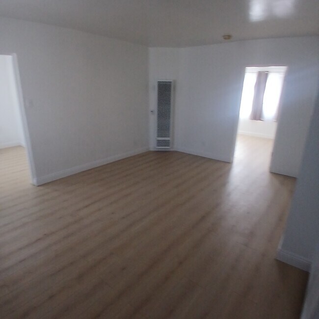 Building Photo - 434 S Del Mar Ave