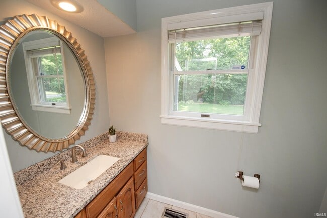 Building Photo - 3801 W Capilano Dr