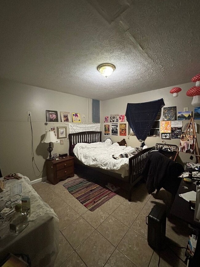 Building Photo - 2 bedroom-close to campus!