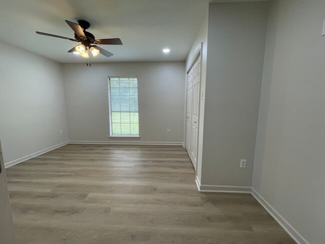 Building Photo - Welcome to this Beautiful 3 Bedroom 2 Bath...