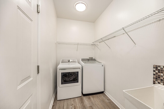 Building Photo - 1099 Bayswater Dr