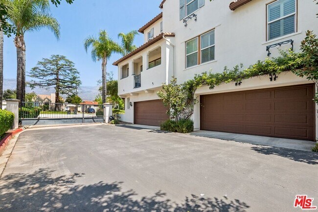Building Photo - 2460 E Villa St