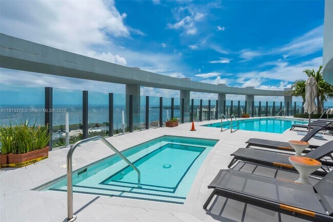 Building Photo - 2831 S Bayshore Dr