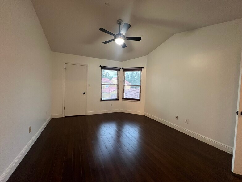 Building Photo - 755 Cove Way