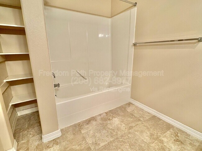 Building Photo - 310 N Promenade Loop