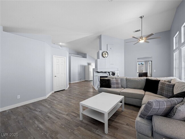 Building Photo - 4749 Califa Dr