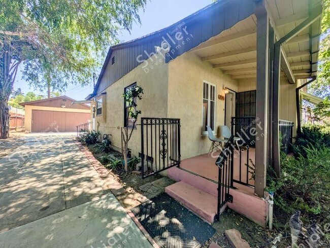 Building Photo - 2 Bedroom 1 Bath and 2 Massive Yard in North San Bernardino