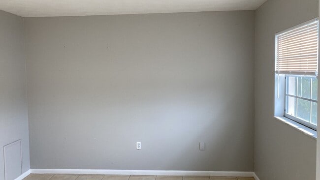 Building Photo - One Bedroom Rental in South Tampa!