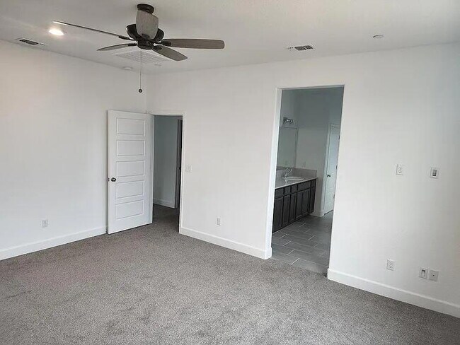 Building Photo - beautiful 4 year old Lennar home