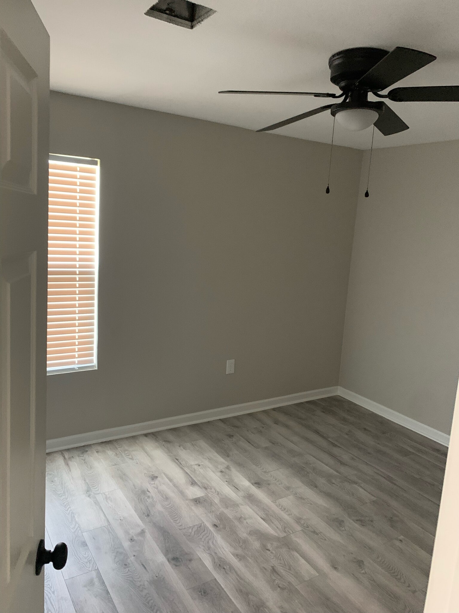 Building Photo - 3605 Thomas Dr