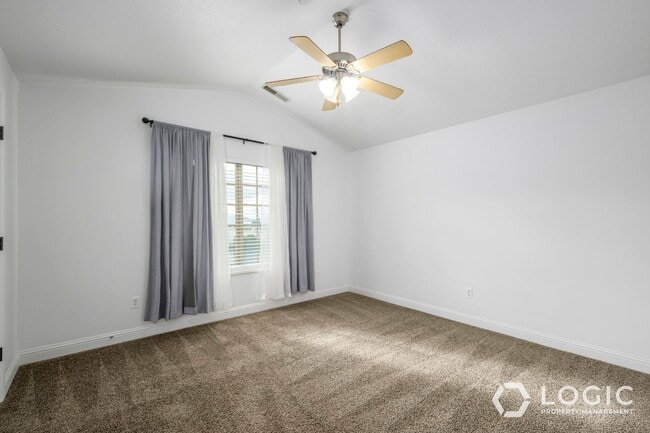 Building Photo - Stunning Top Floor Condo in Great Location!