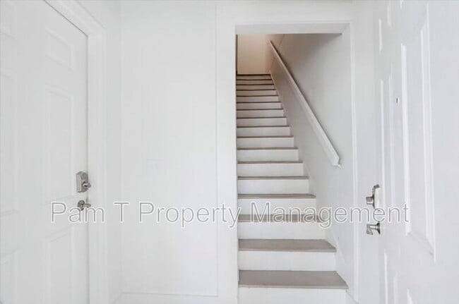 Building Photo - 615 W 39th St