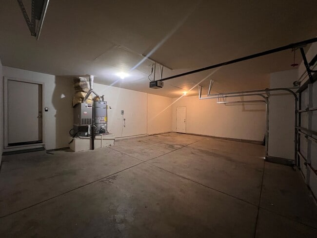 Building Photo - Cute 3 bedroom home Located in Donner Trails