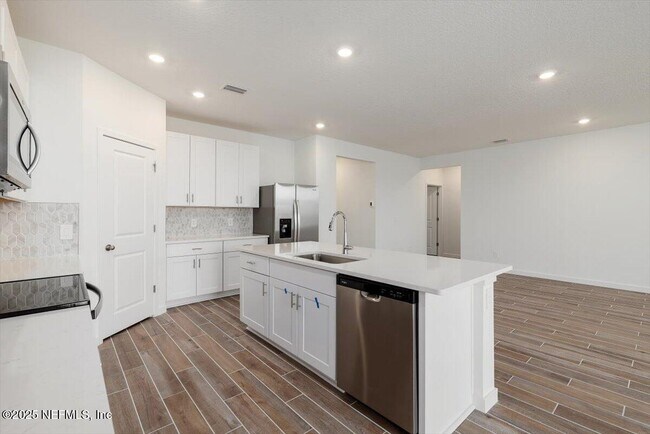Building Photo - 3299 Lago Vis Dr