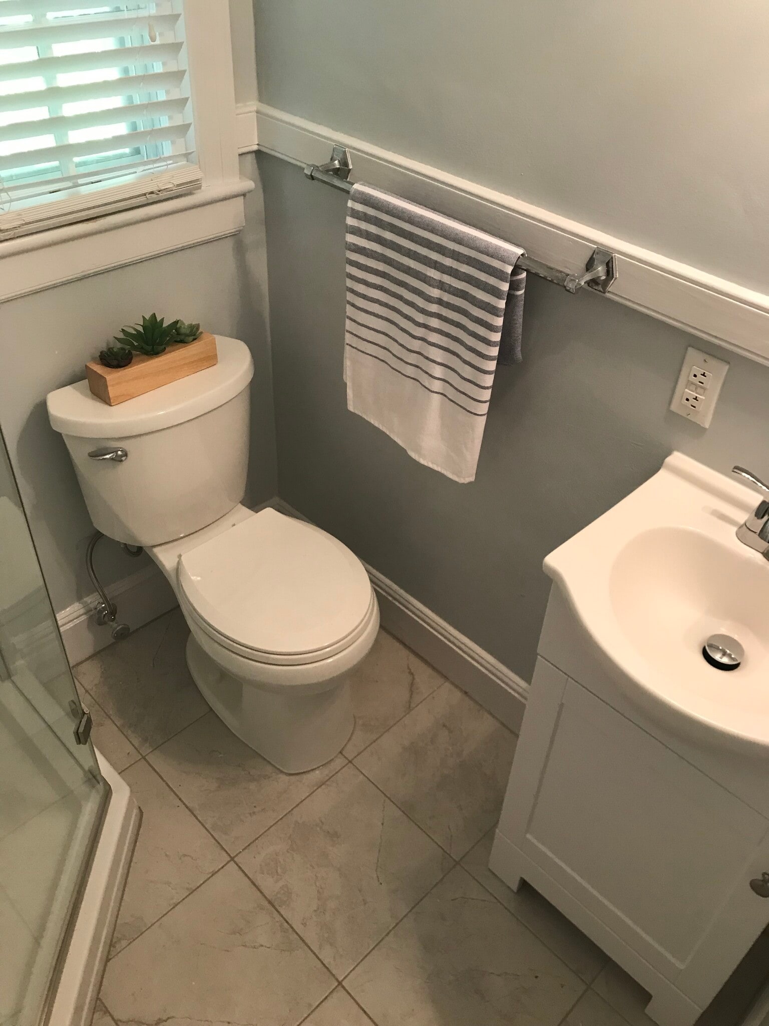 Main level bathroom - 230 Parkview Pl