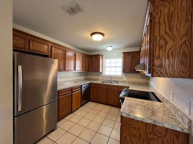 Building Photo - BRICK HOME QUICK COMMUTE TO CROSSTOWN SOUTH