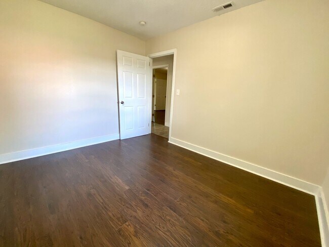 Building Photo - 3 Bedroom Home in Seneca, SC