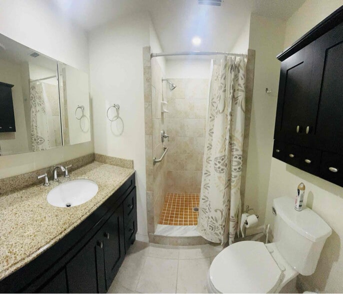 Building Photo - 202 Corkwood Ln