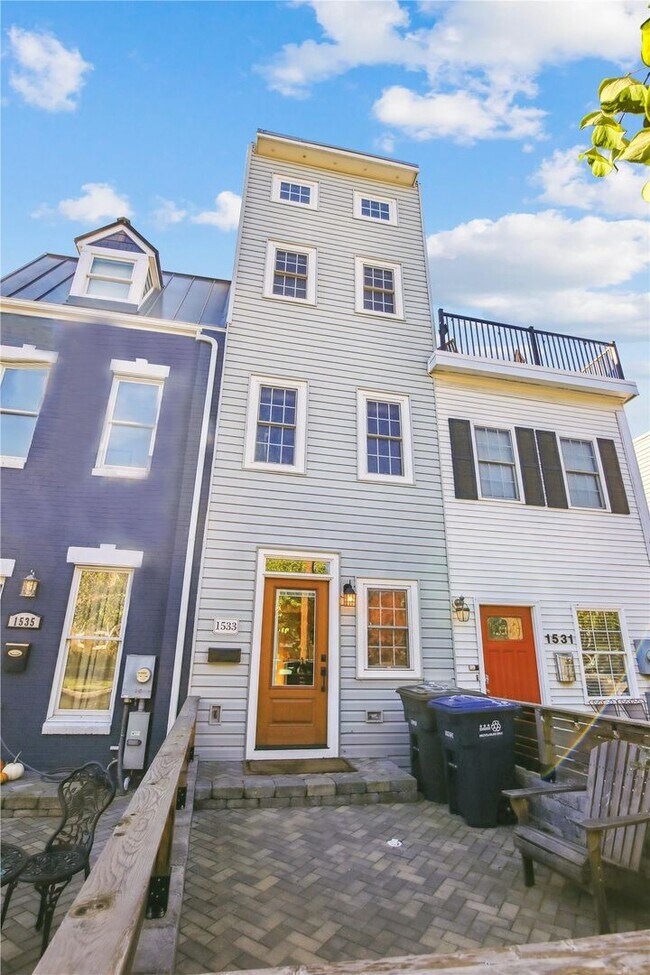 Building Photo - Spiffy 3 Bedroom, 2 Full Bathroom Rowhome just steps from Lincoln Park!!