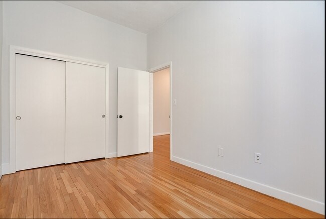 Building Photo - 922 Beacon St